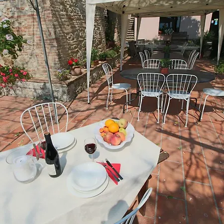 Vakantiehuis Cozy Cottage In Amelia With Pool
